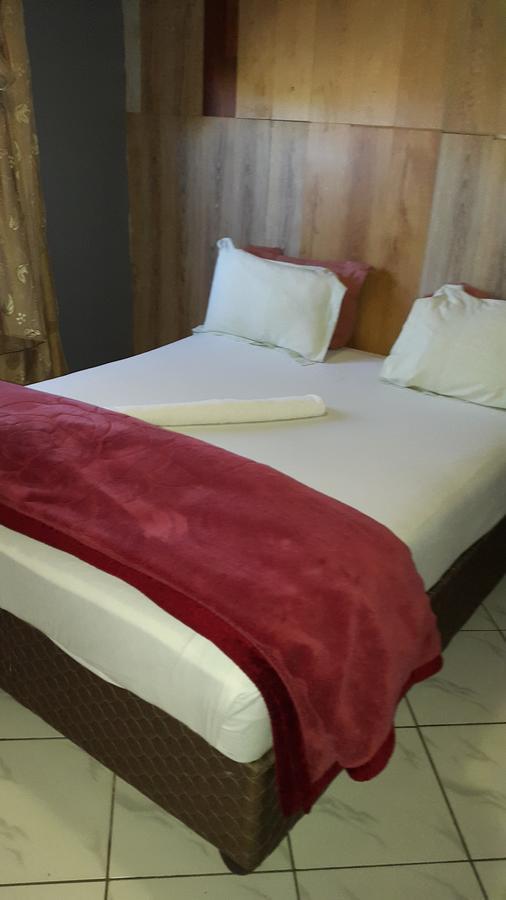 Royal Crown Guesthouse Йоханнесбург Экстерьер фото
